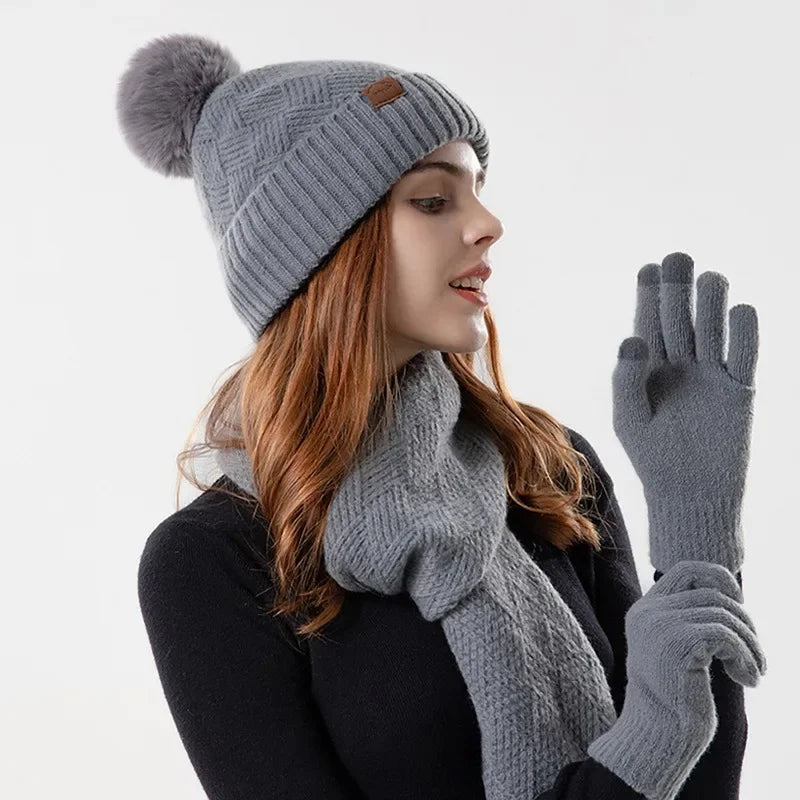 3-teiliges Wintermützen-Set mit Schal, Touchscreen-Handschuhen für Damen, warmes Strickmützen-Set mit Fleecefutter, Lederetikett, Pelzknäuelkappe