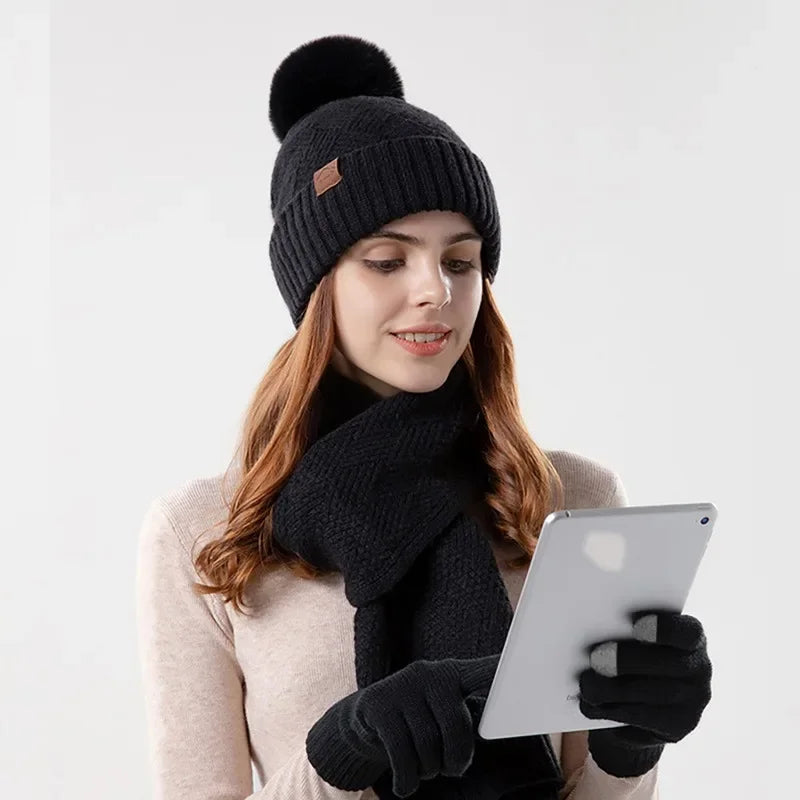 3-teiliges Wintermützen-Set mit Schal, Touchscreen-Handschuhen für Damen, warmes Strickmützen-Set mit Fleecefutter, Lederetikett, Pelzknäuelkappe